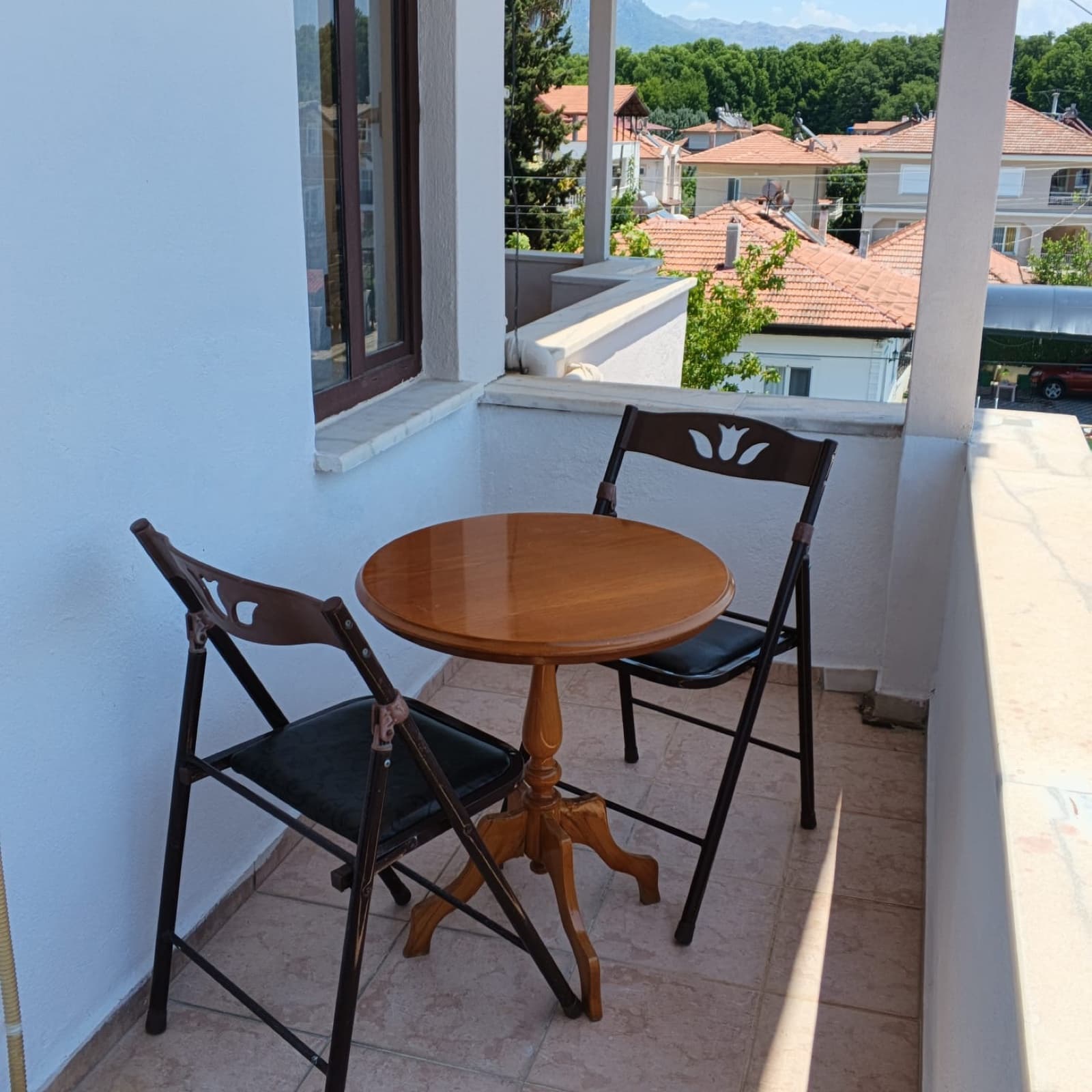 Dağ manzaralı balkon oturma alanı