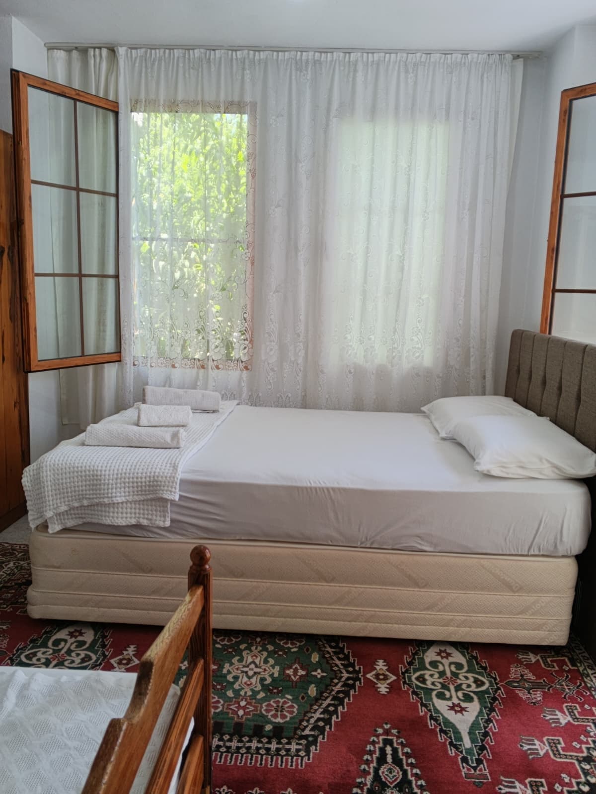 Aydınlık üç kişilik oda